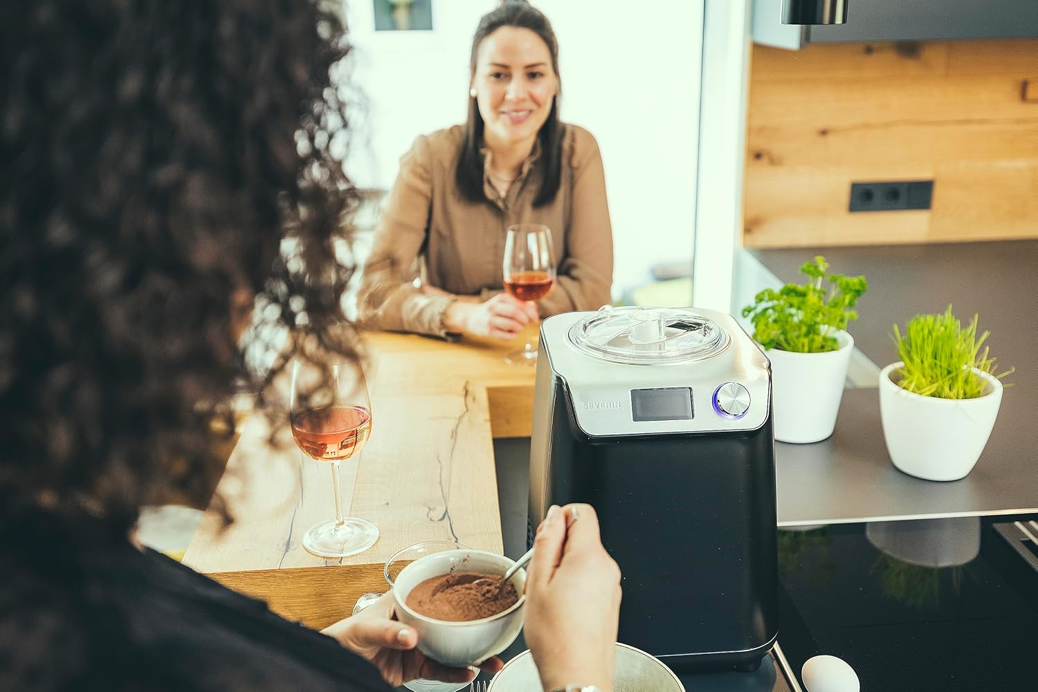 SEVERIN 2-in-1 Ice Cream Maker Compact 135 W, Electric Ice Cream Maker and Yogurt Maker with 1.2 L Capacity, Ice Maker with Recipe Book, Black, EZ 7407